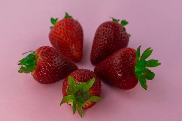 Primer Plano Fresas Frescas Maduras Sobre Fondo Rosa —  Fotos de Stock