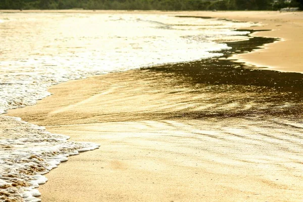 Denizin Dalgaları Kumlu Kıyıya Çarpıyor — Stok fotoğraf