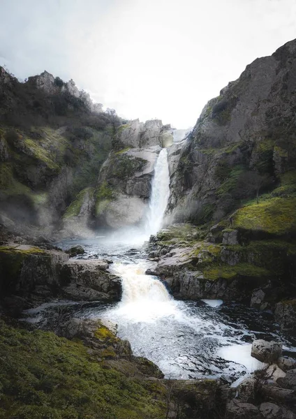 Plan Vertical Une Cascade Étonnante Milieu Nature Avec Des Roches — Photo