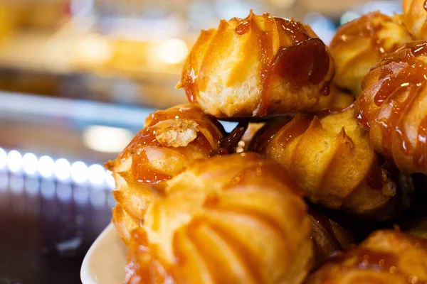 Primer Plano Profiteroles Postre Dulce Sobre Fondo Borroso — Foto de Stock