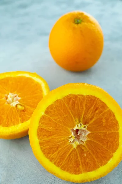 Primer Plano Vertical Naranjas Frescas Maduras Sobre Fondo Azul Claro — Foto de Stock