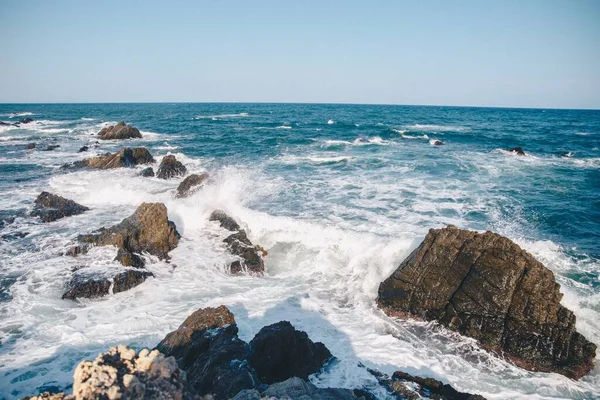 西班牙Playa Los Muertos海滩上的岩石和悬崖 — 图库照片