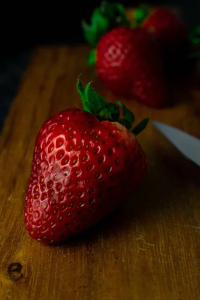 Eine Vertikale Nahaufnahme Frischer Reifer Erdbeeren Auf Einem Holzbrett — Stockfoto