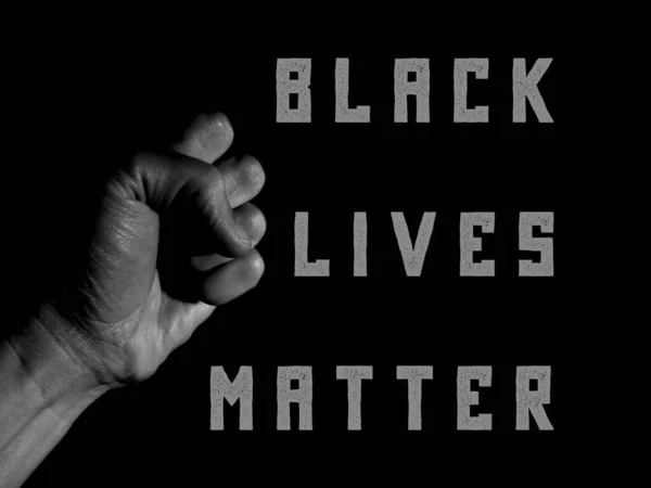 Слова Black Lives Matter Поруч Стиснутим Кулаком Людини Чорному Тлі — стокове фото