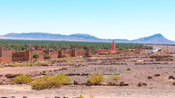 Síkság Marokkó Jellemző Sárból Tégla Házak Hatalmas Növényzet Hegyek Háttérben — Stock Fotó