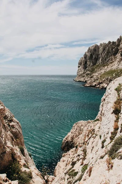 フランス マルセイユの巨大な岩と穏やかな海の美しい景色 — ストック写真