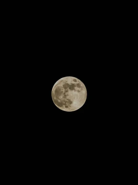 はっきりとした暗い空に対する満月の垂直画像 — ストック写真
