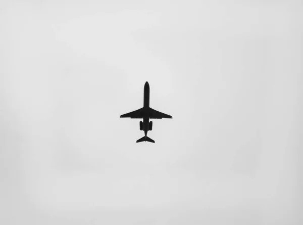 在白色背景下飞行的飞机的特写镜头 — 图库照片