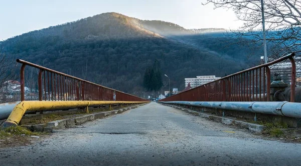 ルーマニアのシウラタにあるカラフルなパイプを持つ橋の上のアスファルト道路 — ストック写真