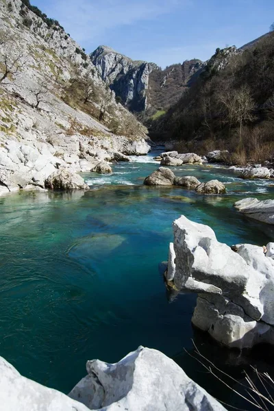 Vertical Shot Beautiful Wild River Streaming Rocks Mountains — Stock Photo, Image