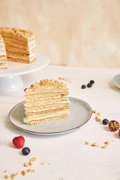 Disparo Vertical Pedazo Pastel Con Crema Una Miga Rematando Plato — Foto de Stock