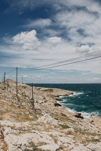 Klidná Scéna Nadzemního Vedení Blízkosti Klidného Moře Obrovských Skal Marseille — Stock fotografie