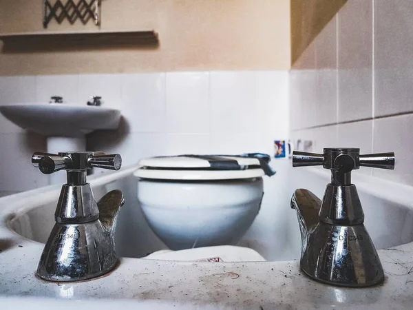 Una Toma Horizontal Grifo Baño Acero Sobre Fondo Asiento Inodoro —  Fotos de Stock