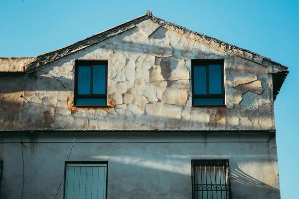 Верхня Частина Старого Будинку Потрісканими Стінами — стокове фото