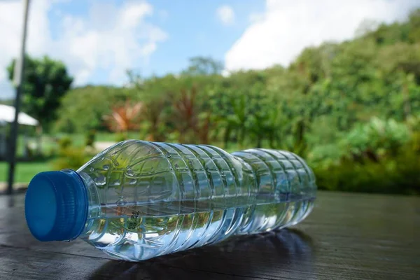 Селективный Снимок Полупустой Бутылки Водой Поверхности Запечатленной Дневном Свете — стоковое фото