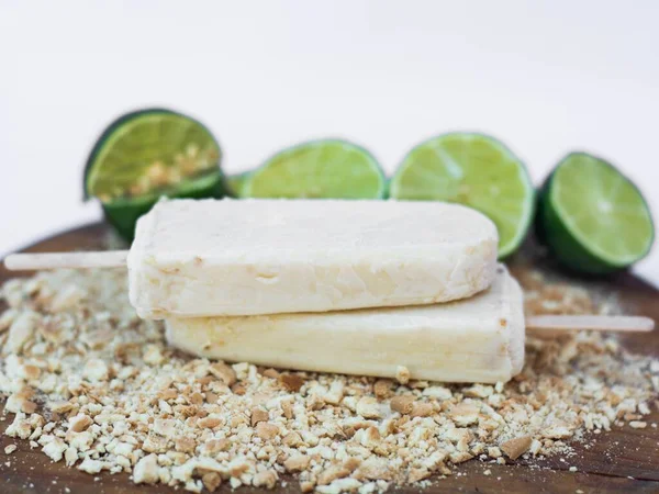 Lime Flavored Ice Creams Top Cookie Crumbs — Stock Photo, Image