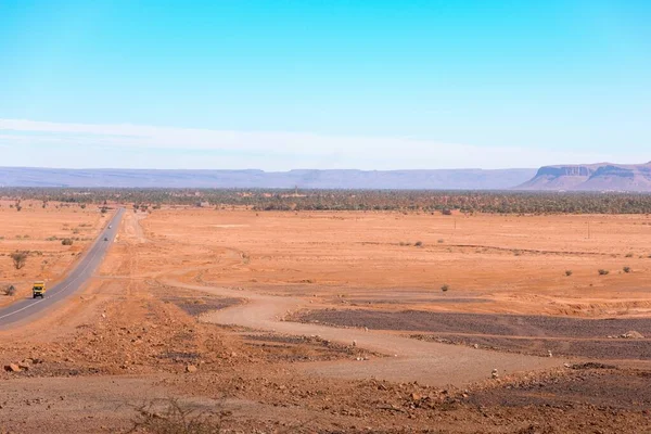 Uma Vista Vasto Deserto Semi Árido Com Círculo Correndo Através — Fotografia de Stock