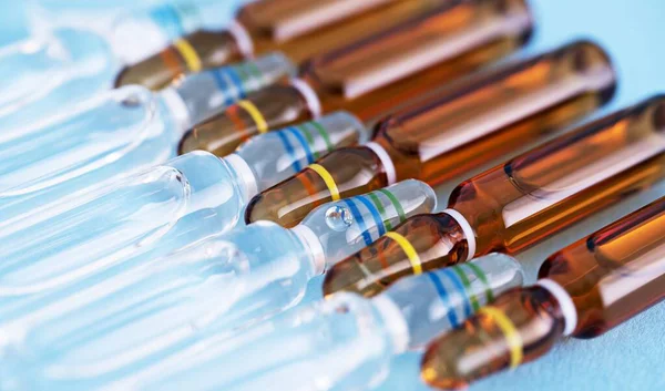 Detailní Záběr Řadu Injekčních Lahviček Léky Vakcína Medicína Ochrana Covid19 — Stock fotografie