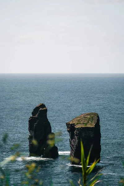 Vista Aérea Las Rocas Mar Bajo Cielo Azul — Foto de Stock