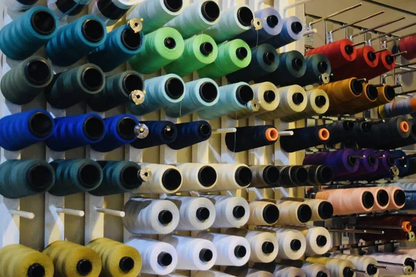 Una Tienda Costura Con Carretes Colores Hilo Coser Colgando Pared — Foto de Stock