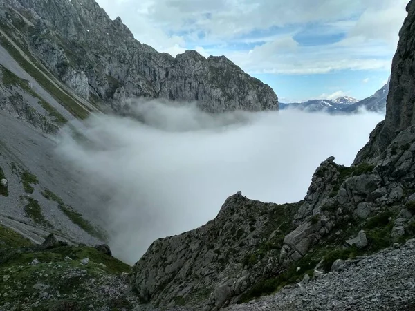 Colpo Orizzontale Montagne Grigie Pietrose Nella Nebbia Pesante Alla Luce — Foto Stock