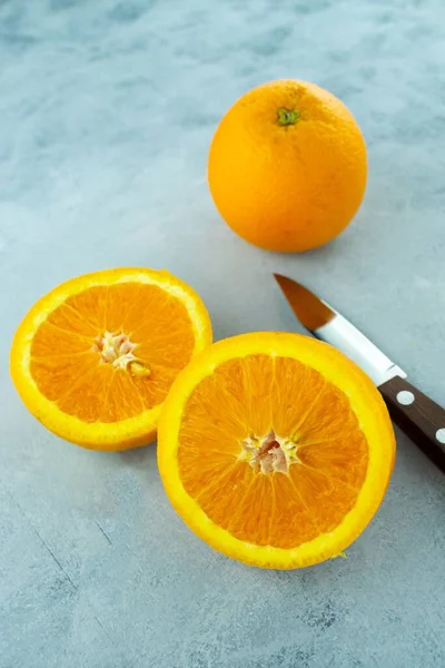 Primer Plano Vertical Naranjas Frescas Maduras Cuchillo Afilado Sobre Fondo — Foto de Stock