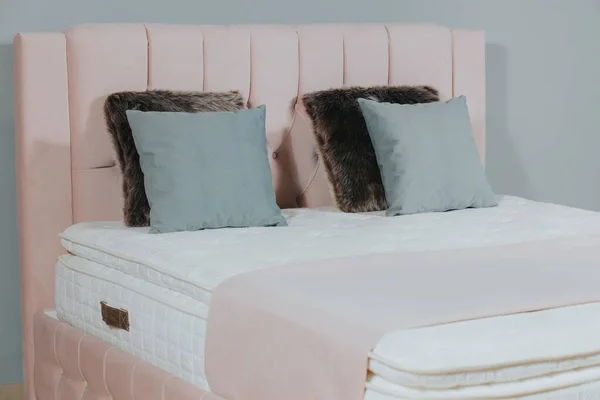 Closeup Shot Bed Pink Fabric Headboard Stylish Cushions — Stock Photo, Image