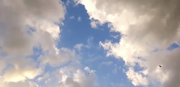 Een Blauwe Lucht Bedekt Met Donkere Zware Wolken — Stockfoto