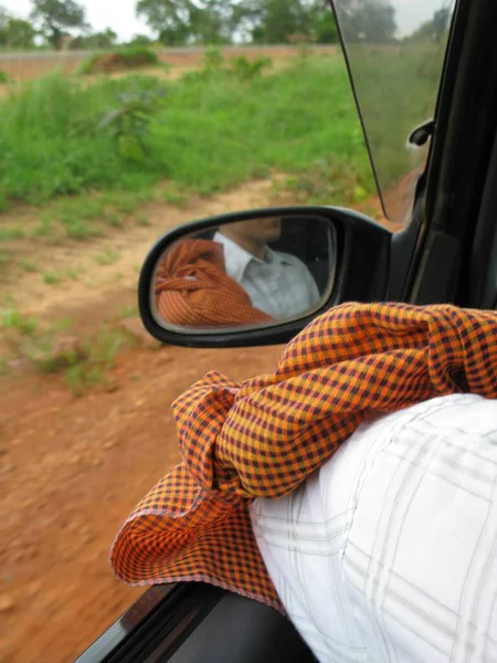 Tiro Vertical Macho Dirigindo Carro Durante Safári África — Fotografia de Stock