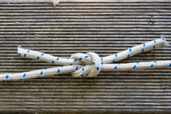 Een Close Shot Van Nautik Kruisknoop Gemaakt Van Witte Schoenveters — Stockfoto