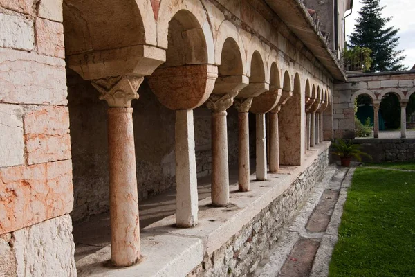 Bel Colpo Edificio Medievale Con Archi Prato Sul Lato — Foto Stock