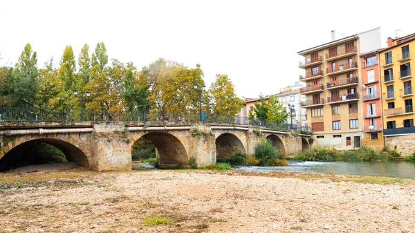 Una Serie Arcos Bajo Puente Que Atraviesa Río —  Fotos de Stock