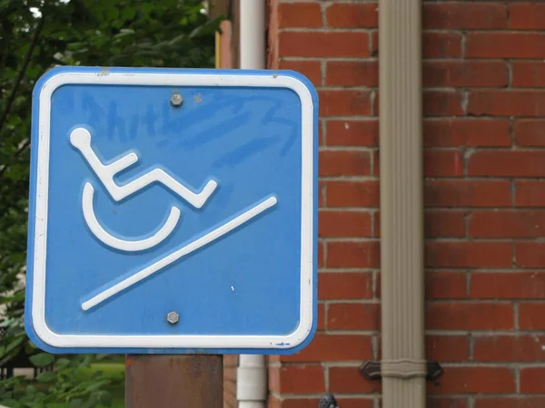 Gros Plan Panneau Bleu Sur Les Handicapés — Photo