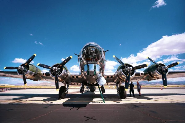 Disparo Ángulo Bajo Avión Bombardero Segunda Guerra Mundial Capturado Una —  Fotos de Stock