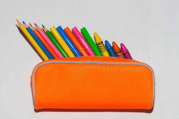Gros Plan Crayons Couleur Sur Une Pochette Isolée Sur Fond — Photo