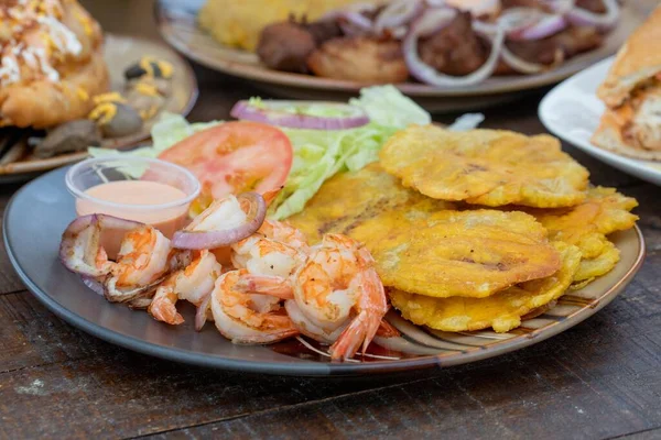 Plato Con Deliciosos Mariscos Con Pescado Frito Camarones Cocidos Verduras — Foto de Stock