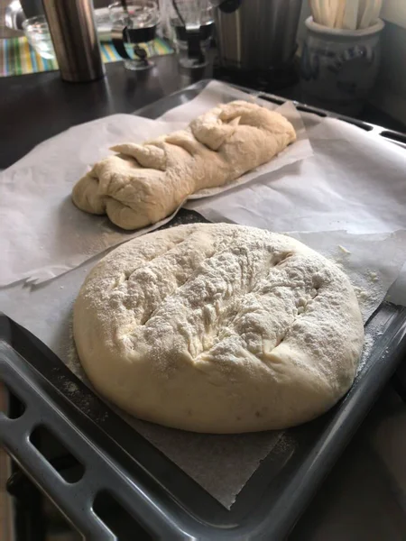 Colpo Verticale Impasti Grezzi Una Carta Forno Una Padella Sotto — Foto Stock