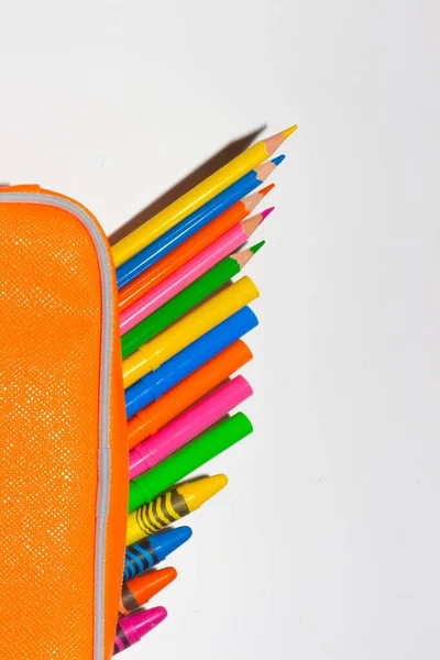 배경에 주머니 색깔있는 연필을 수직으로 — 스톡 사진