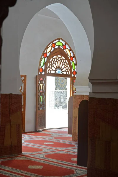 ステンドグラスで作られた円弧とドアを持つモロッコの建物の内部 — ストック写真