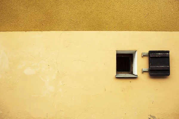 Une Petite Fenêtre Sur Mur Béton Jaune — Photo