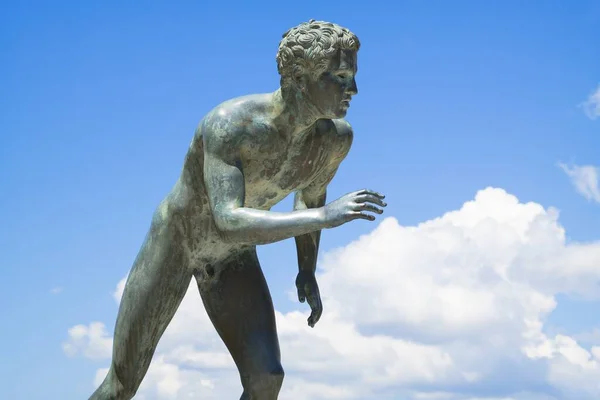 希腊科孚阿基里翁的一个赛跑选手雕塑 在乌云密布的天空中 — 图库照片