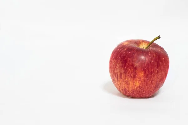 Eine Nahaufnahme Eines Roten Apfels Vor Weißem Hintergrund — Stockfoto