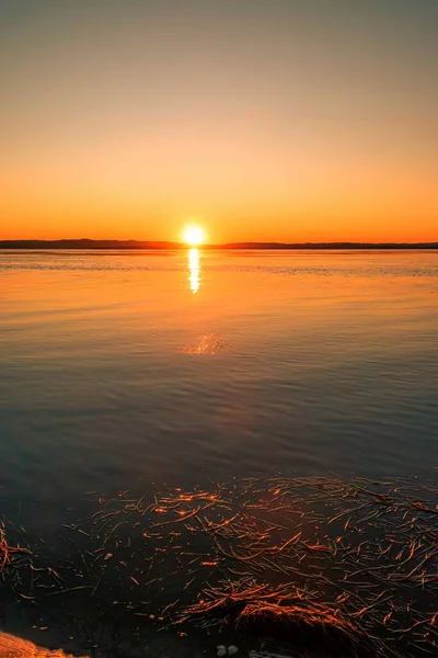 Cenário Tirar Fôlego Céu Pôr Sol Refletindo Mar Tranquilo — Fotografia de Stock