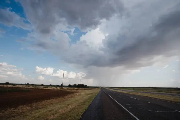 Lange Asfaltweg Onder Bewolkte Regenachtige Lucht — Stockfoto