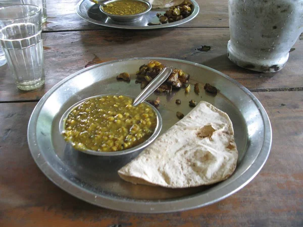 Primer Plano Plato Pequeña Porción Con Pan Una Placa Metal — Foto de Stock