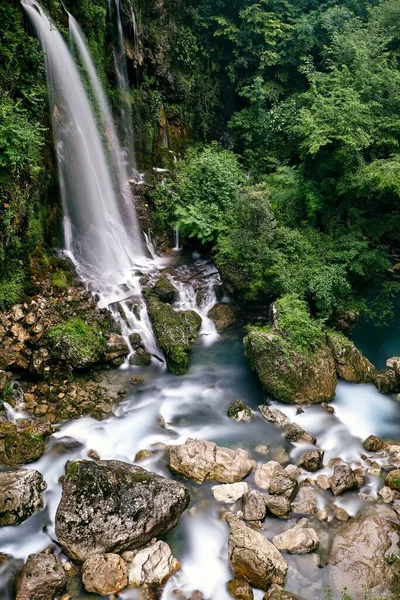 在法国捕捉到的洛普瀑布令人叹为观止 — 图库照片