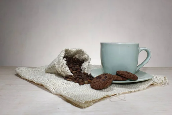 Kurabiye Kahve Çekirdeği Beyaz Giysili Bir Fincan Kahve — Stok fotoğraf