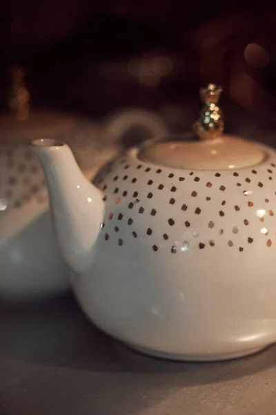 Eine Vertikale Aufnahme Einer Keramik Teekanne Auf Einem Regal Einem — Stockfoto