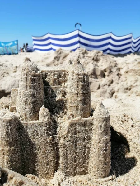 Eine Vertikale Aufnahme Einer Sandburg Strand Einem Sonnigen Tag — Stockfoto