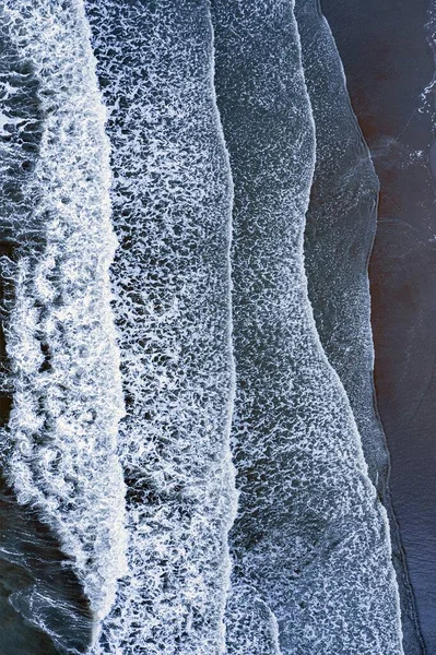 Μια Κάθετη Λήψη Των Κυμάτων Αφρώδες Νερό Στη Γαλάζια Θάλασσα — Φωτογραφία Αρχείου